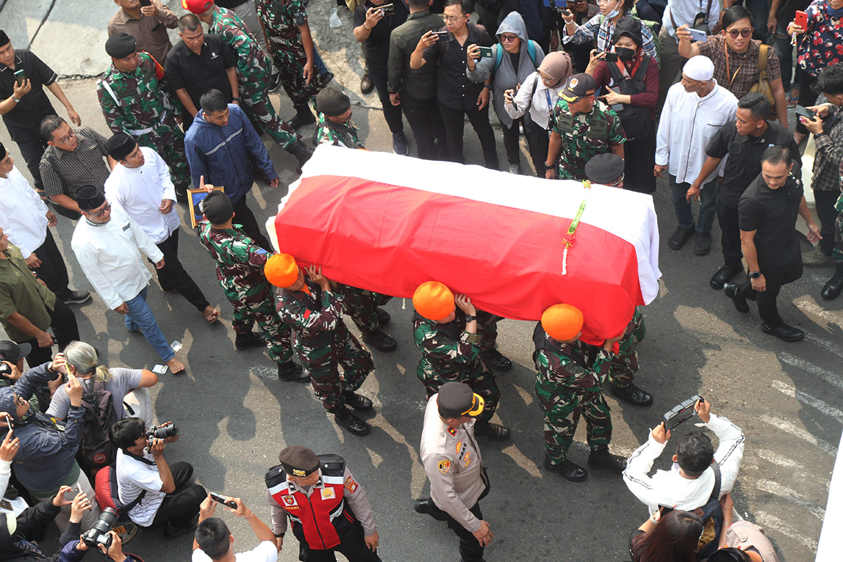 Prajurit TNI mengusung peti jenazah almarhum Wakil Presiden ke-9 Hamzah Haz di Jalan Tegalan, Matraman, Jakarta, Rabu (24/7/2024).  (BeritaNasional.com/Oke Atmaja)