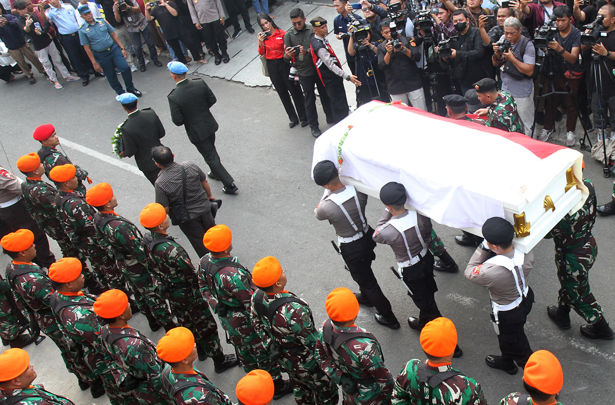 Prajurit TNI mengusung peti jenazah almarhum Wakil Presiden ke-9 Hamzah Haz di Jalan Tegalan, Matraman, Jakarta, Rabu (24/7/2024).  (BeritaNasional.com/Oke Atmaja)