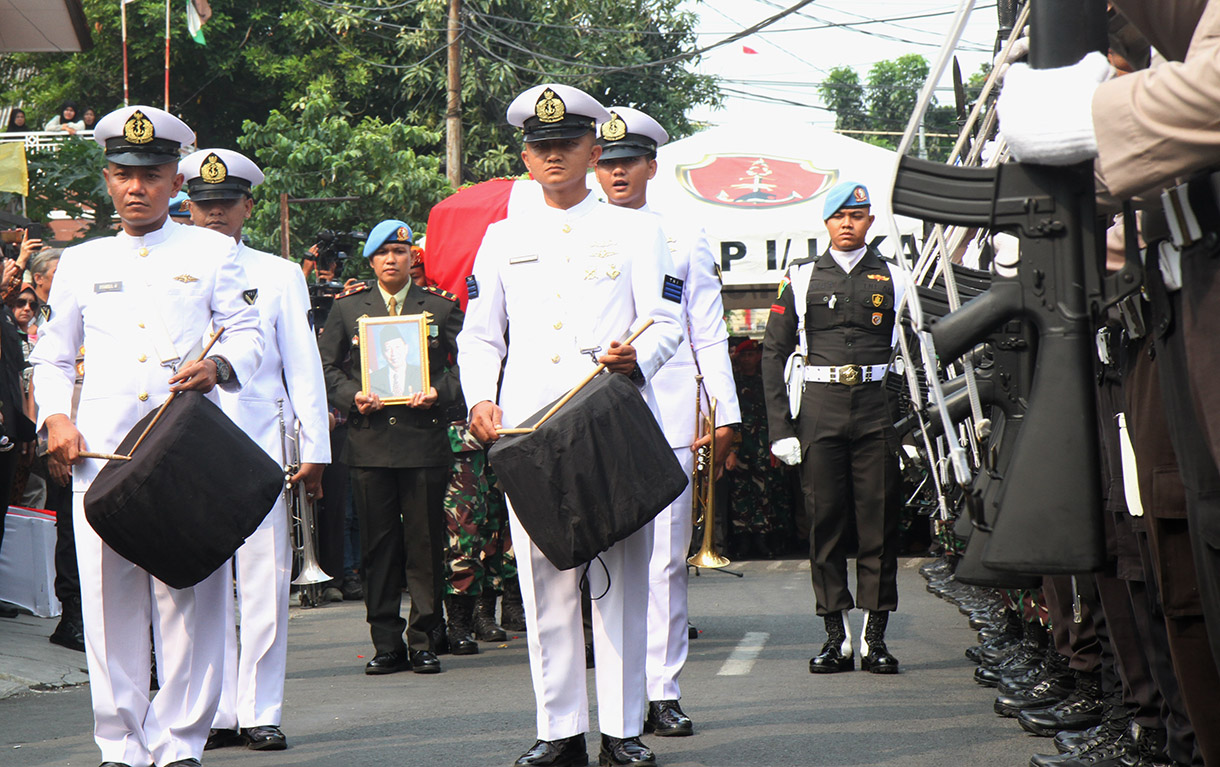 Prajurit TNI mengusung peti jenazah almarhum Wakil Presiden ke-9 Hamzah Haz di Jalan Tegalan, Matraman, Jakarta, Rabu (24/7/2024).  (BeritaNasional.com/Oke Atmaja)