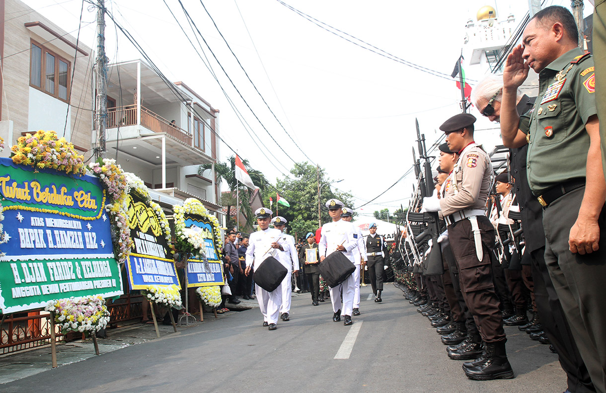 Prajurit TNI mengusung peti jenazah almarhum Wakil Presiden ke-9 Hamzah Haz di Jalan Tegalan, Matraman, Jakarta, Rabu (24/7/2024).  (BeritaNasional.com/Oke Atmaja)