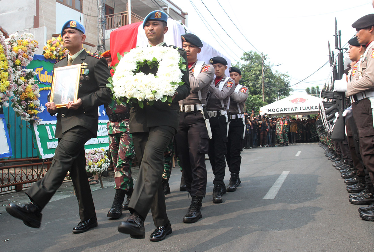 Prajurit TNI mengusung peti jenazah almarhum Wakil Presiden ke-9 Hamzah Haz di Jalan Tegalan, Matraman, Jakarta, Rabu (24/7/2024).  (BeritaNasional.com/Oke Atmaja)