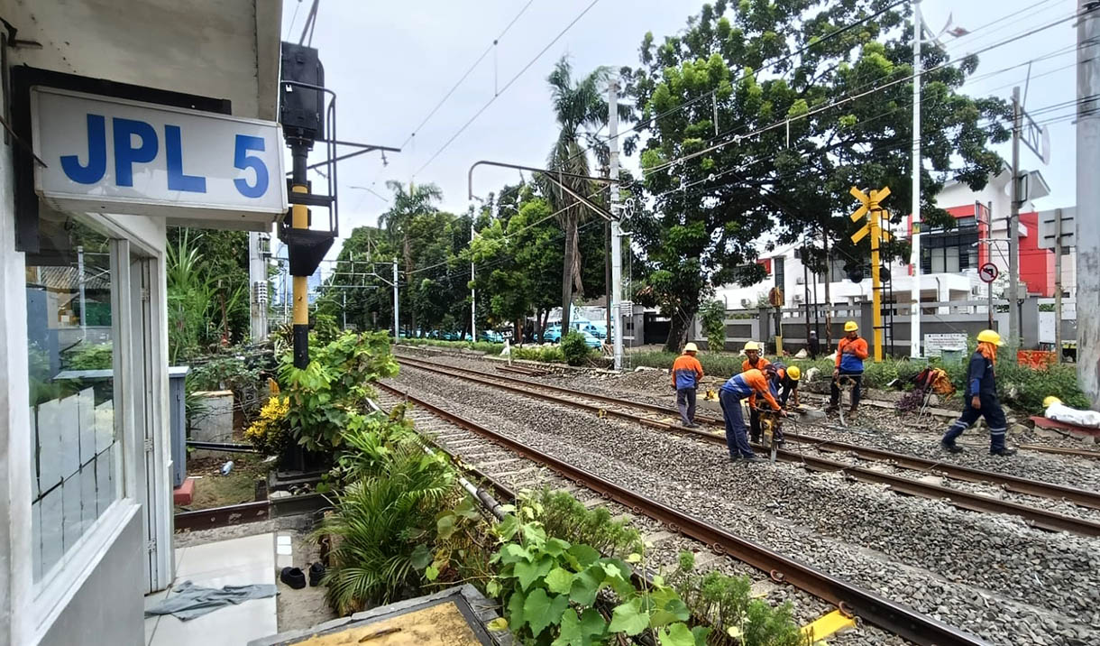 Petugas PT KAI menggunakan alat berat melakukan pemadatan batu kerikil rel kereta,Jakarta, Selasa (11/11/2025).  (Beritanasional.com/Oke Atmaja)