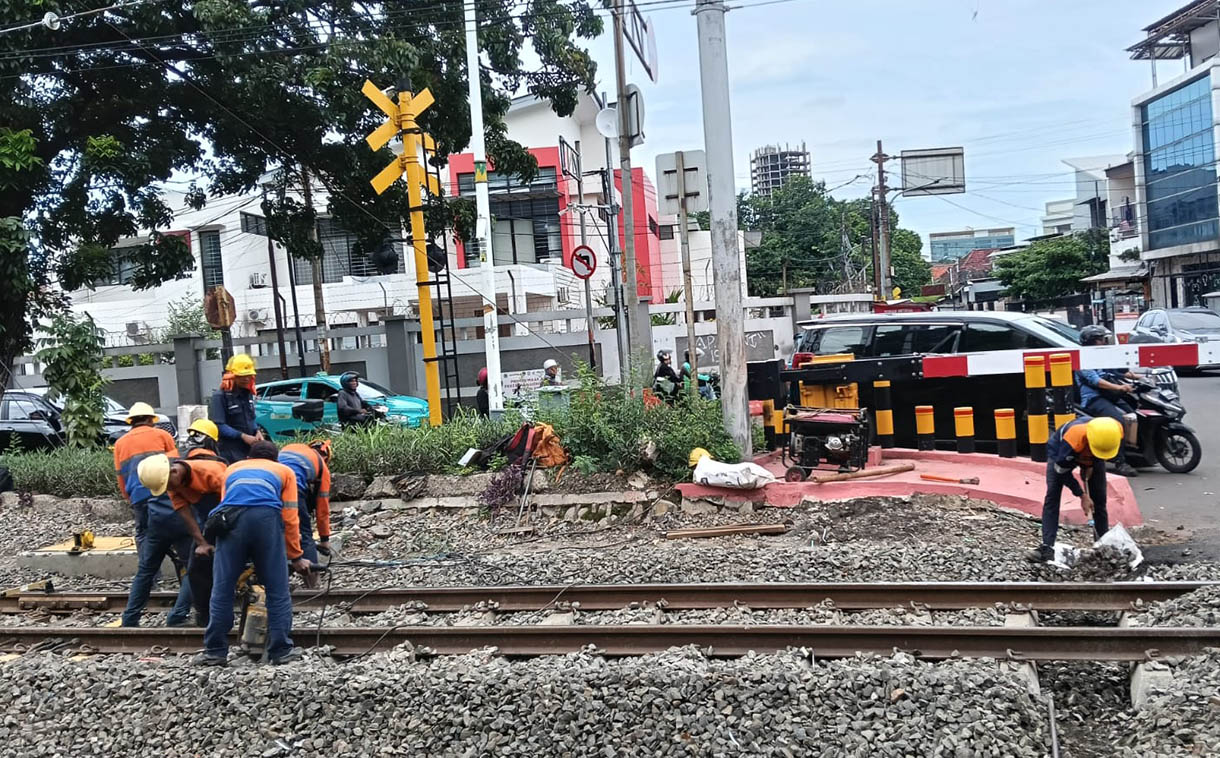 Petugas PT KAI menggunakan alat berat melakukan pemadatan batu kerikil rel kereta,Jakarta, Selasa (11/11/2025).  (Beritanasional.com/Oke Atmaja)