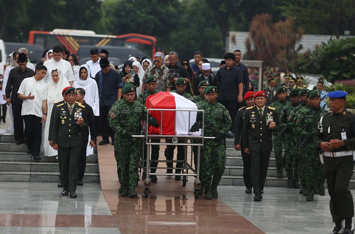 Perwakilan keluarga meletakkan karangan bunga saat upacara pemakaman mantan Menteri Pertahanan Ryamizard Ryacudu di Taman Makam Pahlawan (TMP) Kalibata, Jakarta, Senin (1/6/2026). (Beritanasional.com/Oke Atmaja)