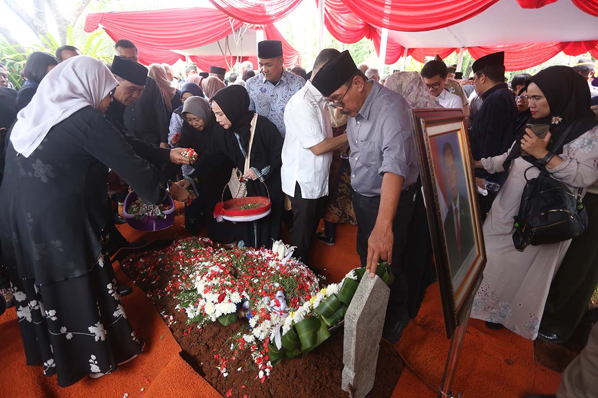Perwakilan keluarga meletakkan karangan bunga saat upacara pemakaman mantan Menteri Pertahanan Ryamizard Ryacudu di Taman Makam Pahlawan (TMP) Kalibata, Jakarta, Senin (1/6/2026). (Beritanasional.com/Oke Atmaja)