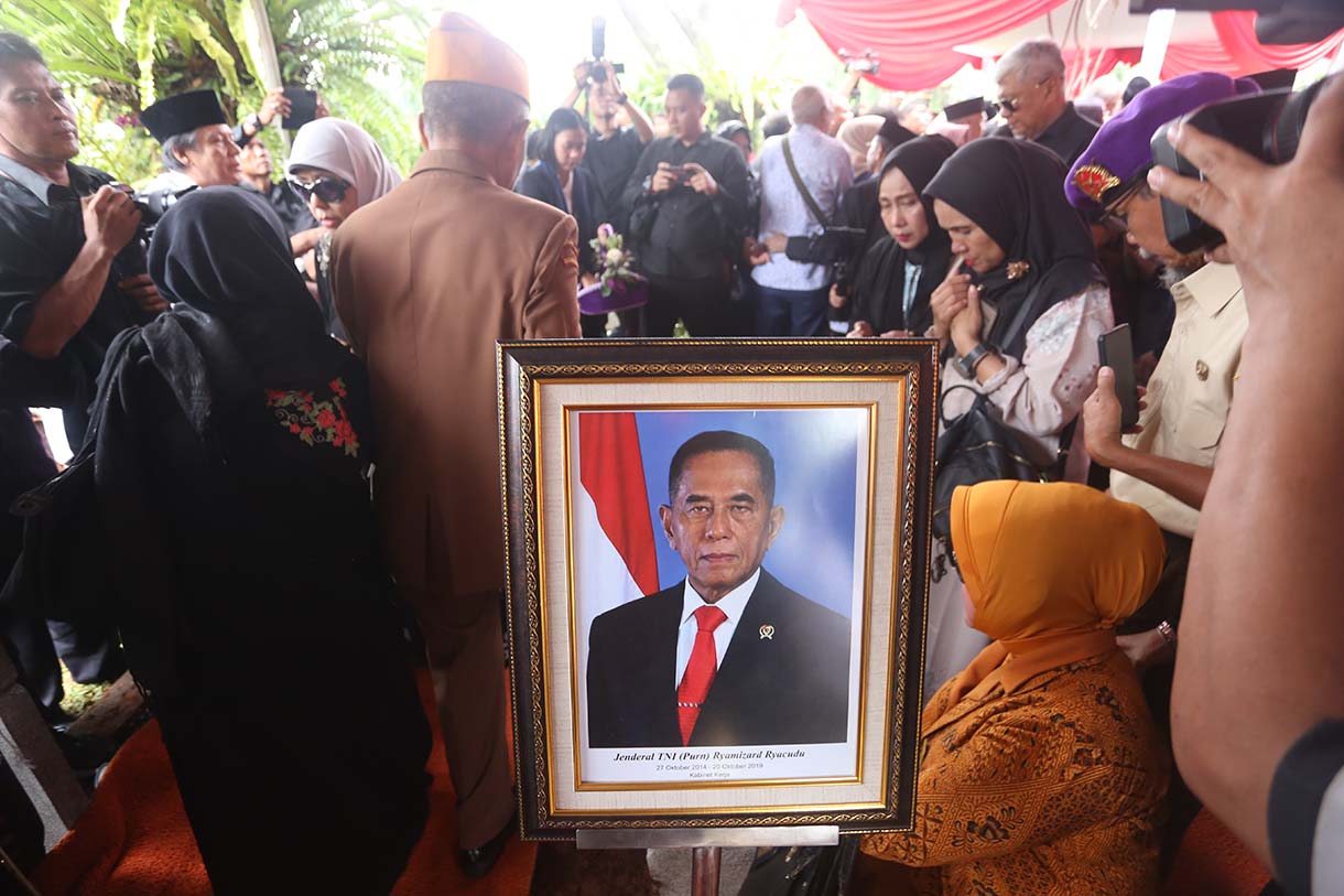 Perwakilan keluarga meletakkan karangan bunga saat upacara pemakaman mantan Menteri Pertahanan Ryamizard Ryacudu di Taman Makam Pahlawan (TMP) Kalibata. (Beritanasional.com/Oke Atmaja)