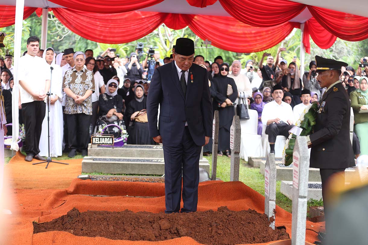 Perwakilan keluarga meletakkan karangan bunga saat upacara pemakaman mantan Menteri Pertahanan Ryamizard Ryacudu di Taman Makam Pahlawan (TMP) Kalibata, Jakarta, Senin (1/6/2026). (Beritanasional.com/Oke Atmaja)