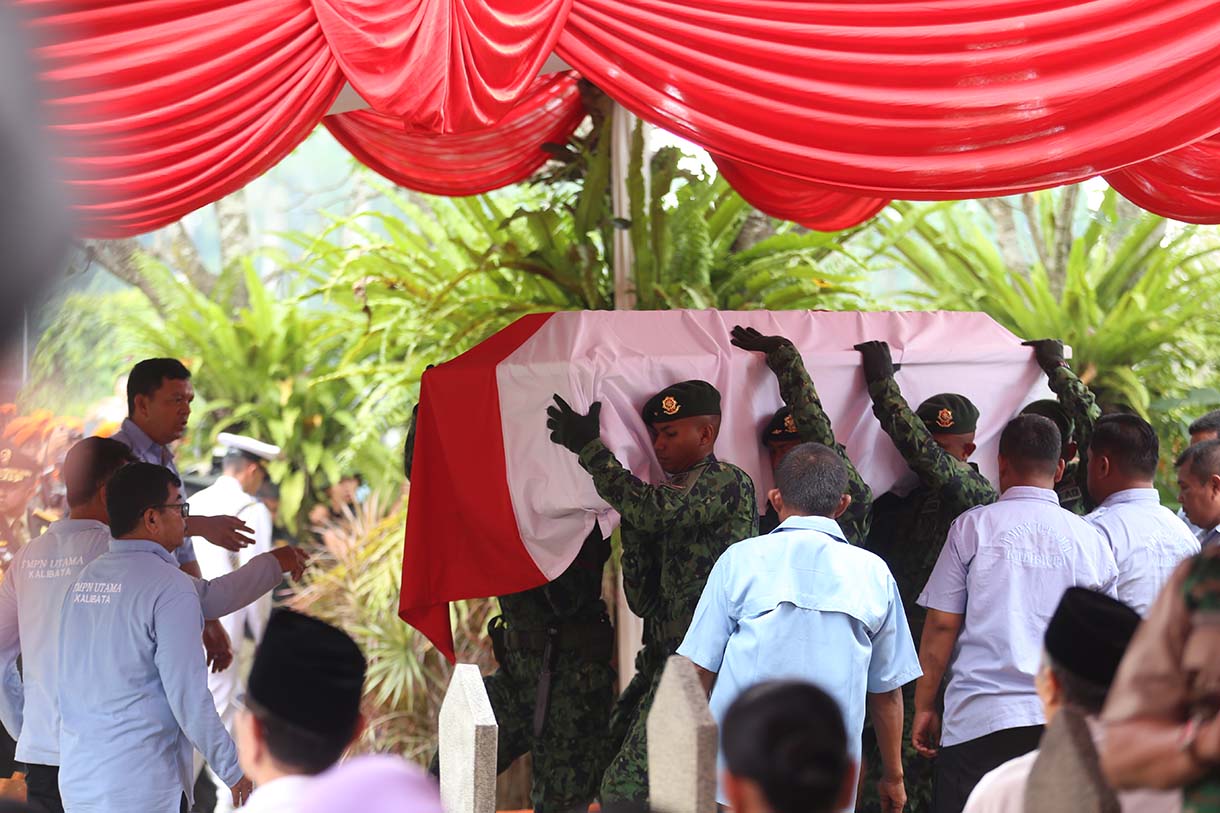 Perwakilan keluarga meletakkan karangan bunga saat upacara pemakaman mantan Menteri Pertahanan Ryamizard Ryacudu di Taman Makam Pahlawan (TMP) Kalibata, Jakarta, Senin (1/6/2026). (Beritanasional.com/Oke Atmaja)