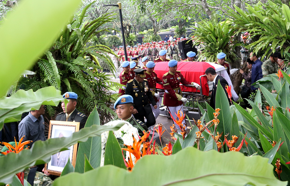 Kapolri Jenderal Listyo Sigit Prabowo, hingga KSAD Jenderal TNI Maruli Simanjuntak menjadi pemegang bendera Merah Putih di upacara pemakaman Wakil Presiden (Wapres) RI ke-6 Try Sutrisno di Taman Makam Pahlawan, Jakarta, Senin (2/3/2026). (Beritanasional.com/Oke Atmaja)