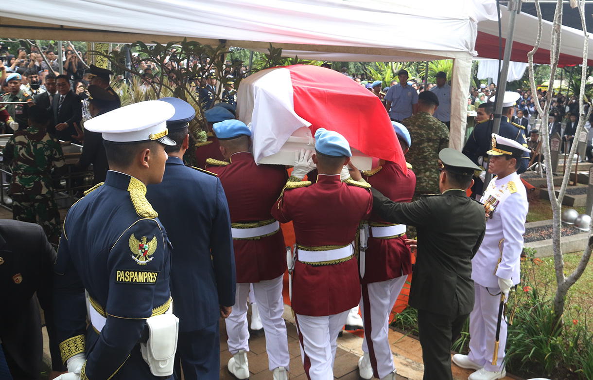 Kapolri Jenderal Listyo Sigit Prabowo, hingga KSAD Jenderal TNI Maruli Simanjuntak menjadi pemegang bendera Merah Putih di upacara pemakaman Wakil Presiden (Wapres) RI ke-6 Try Sutrisno di Taman Makam Pahlawan, Jakarta, Senin (2/3/2026). (Beritanasional.com/Oke Atmaja)