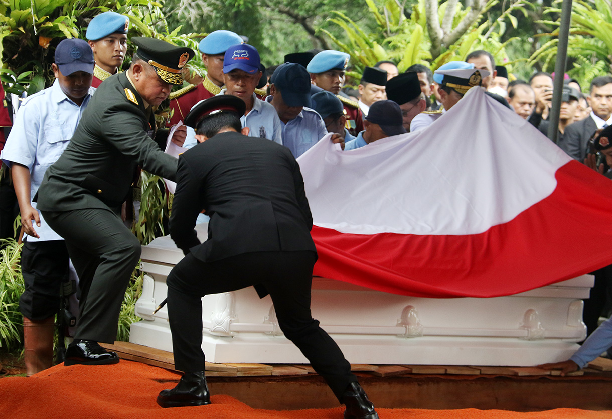 Upacara pemakaman Wakil Presiden RI ke-6 Try Sutrisno di Taman Makam Pahlawan, Jakarta, Senin (2/3/2026). (Beritanasional.com/Oke Atmaja)