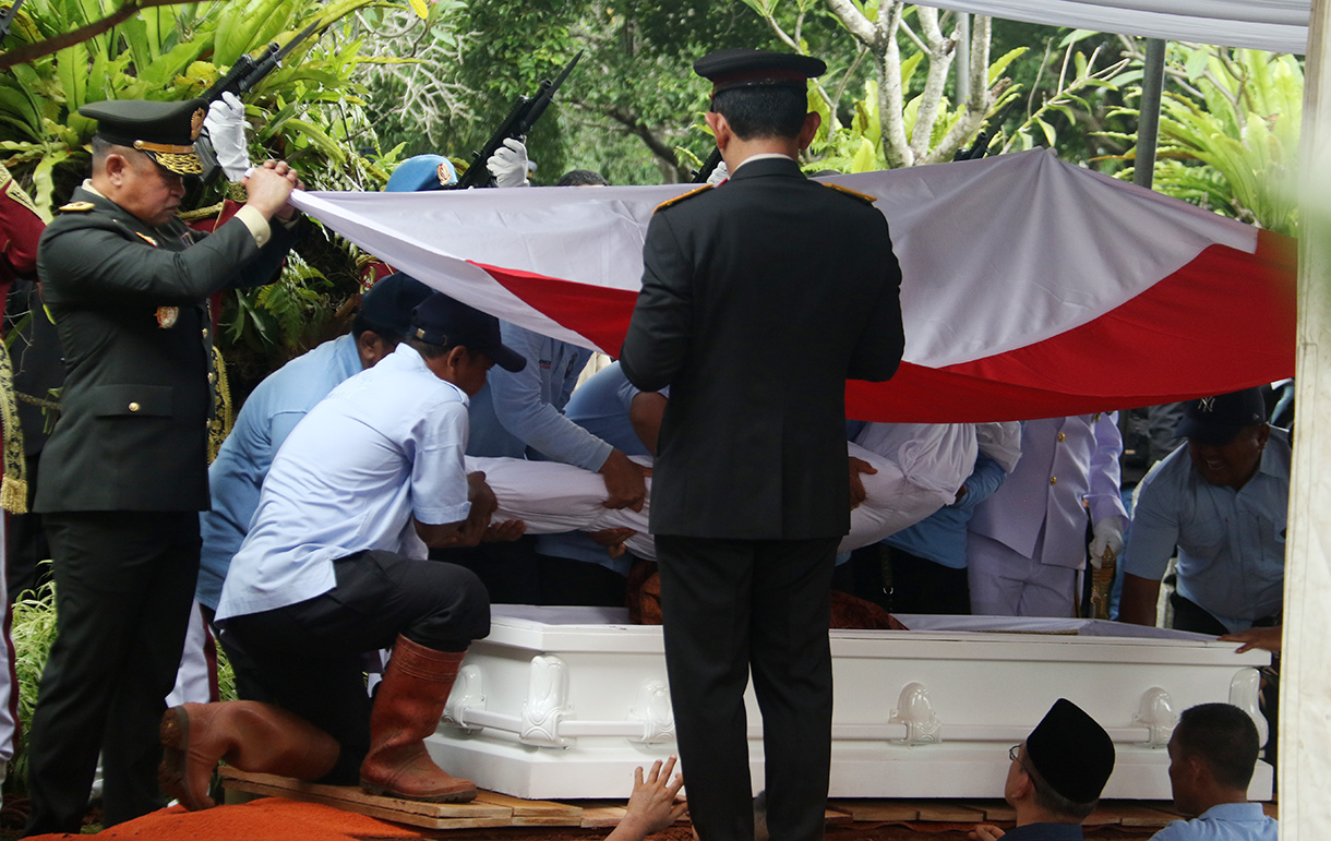Kapolri Jenderal Listyo Sigit Prabowo, hingga KSAD Jenderal TNI Maruli Simanjuntak menjadi pemegang bendera Merah Putih di upacara pemakaman Wakil Presiden (Wapres) RI ke-6 Try Sutrisno di Taman Makam Pahlawan, Jakarta, Senin (2/3/2026). (Beritanasional.com/Oke Atmaja)