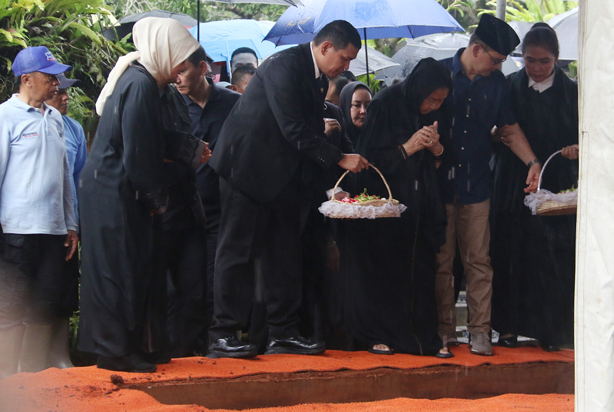 Kapolri Jenderal Listyo Sigit Prabowo, hingga KSAD Jenderal TNI Maruli Simanjuntak menjadi pemegang bendera Merah Putih di upacara pemakaman Wakil Presiden (Wapres) RI ke-6 Try Sutrisno di Taman Makam Pahlawan, Jakarta, Senin (2/3/2026). (Beritanasional.com/Oke Atmaja)