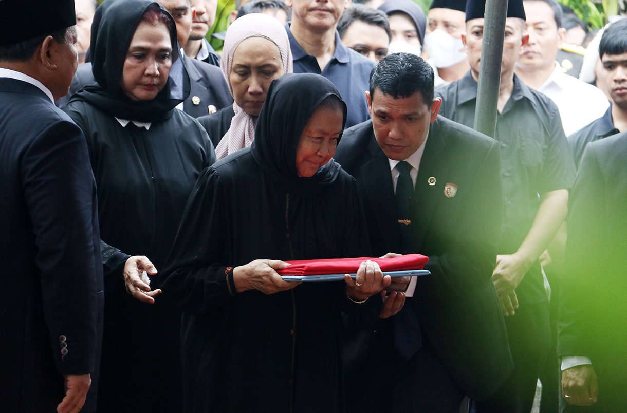 Kapolri Jenderal Listyo Sigit Prabowo, hingga KSAD Jenderal TNI Maruli Simanjuntak menjadi pemegang bendera Merah Putih di upacara pemakaman Wakil Presiden (Wapres) RI ke-6 Try Sutrisno di Taman Makam Pahlawan, Jakarta, Senin (2/3/2026). (Beritanasional.com/Oke Atmaja)