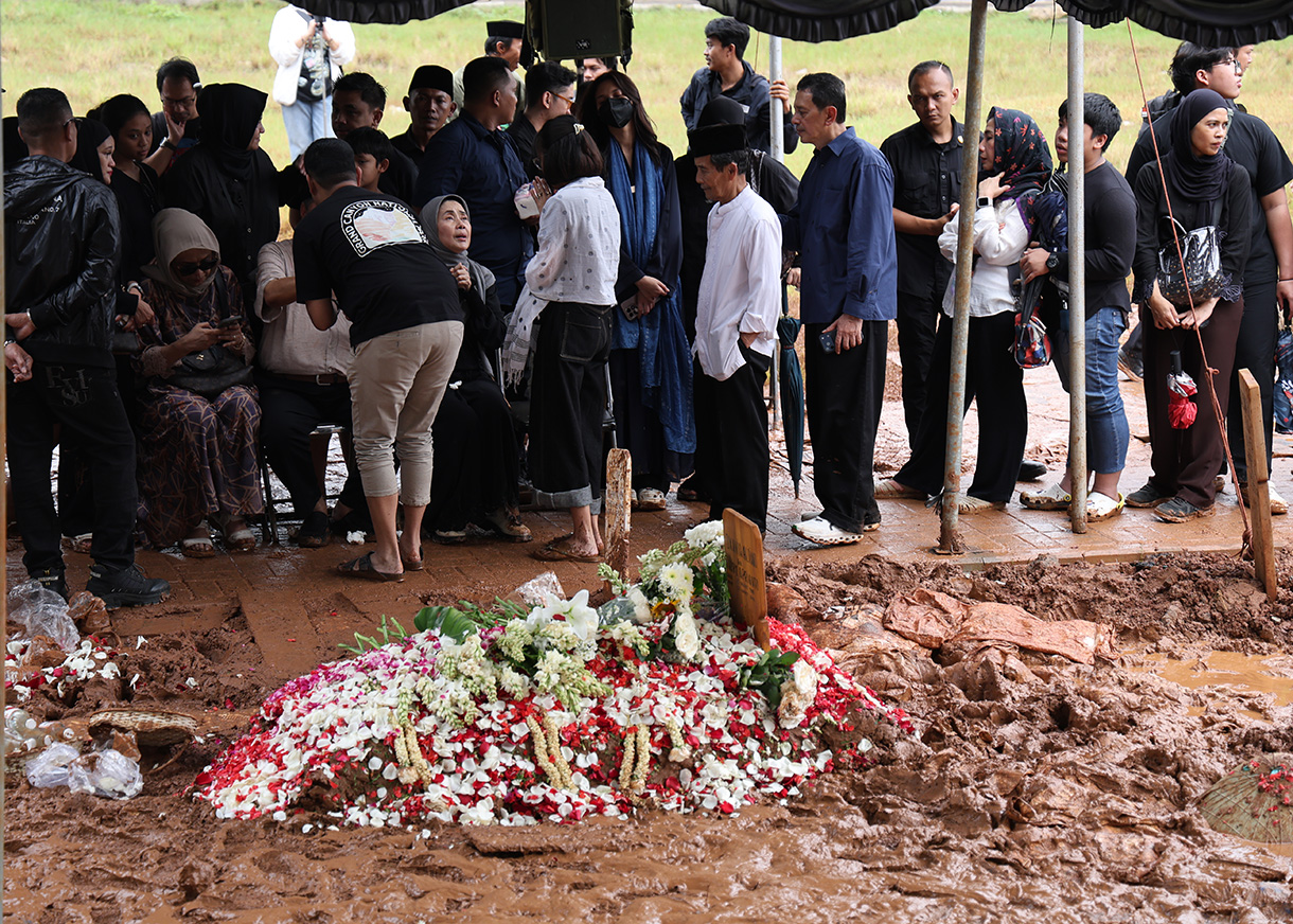 Pekerja kuburan merapikan Buga makam mendiang penyanyi Oxavia Aldiano atau Vidi Aldiano saat pemakaman di TPU Tanah Kusir, Jakarta, Minggu (8/3/2026).  (Beritanasional.com/Oke Atmaja)