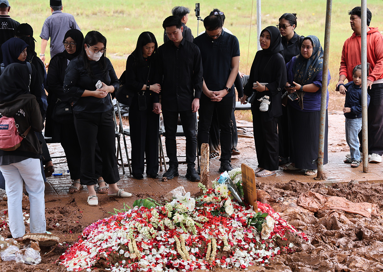 Pekerja kuburan merapikan Buga makam mendiang penyanyi Oxavia Aldiano atau Vidi Aldiano saat pemakaman di TPU Tanah Kusir, Jakarta, Minggu (8/3/2026).  (Beritanasional.com/Oke Atmaja)