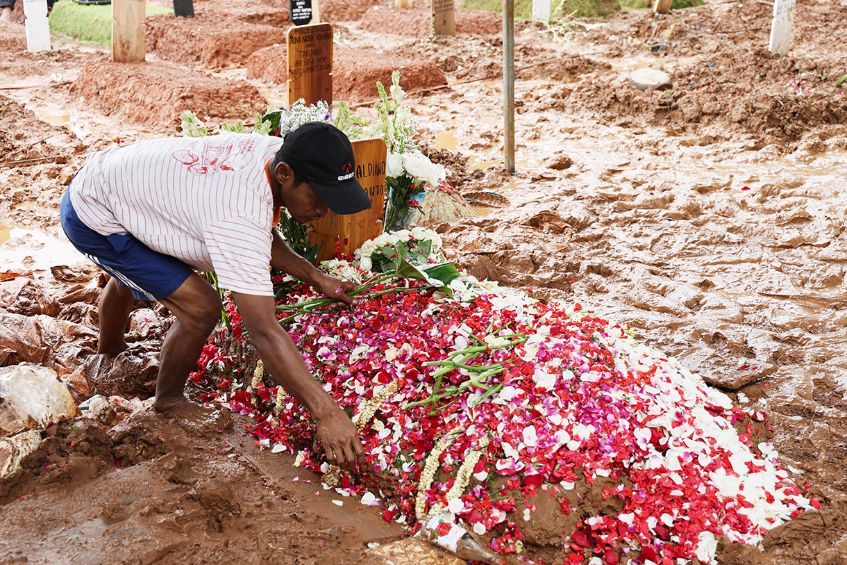 Pekerja kuburan merapikan Buga makam mendiang penyanyi Oxavia Aldiano atau Vidi Aldiano saat pemakaman di TPU Tanah Kusir, Jakarta, Minggu (8/3/2026).  (Beritanasional.com/Oke Atmaja)