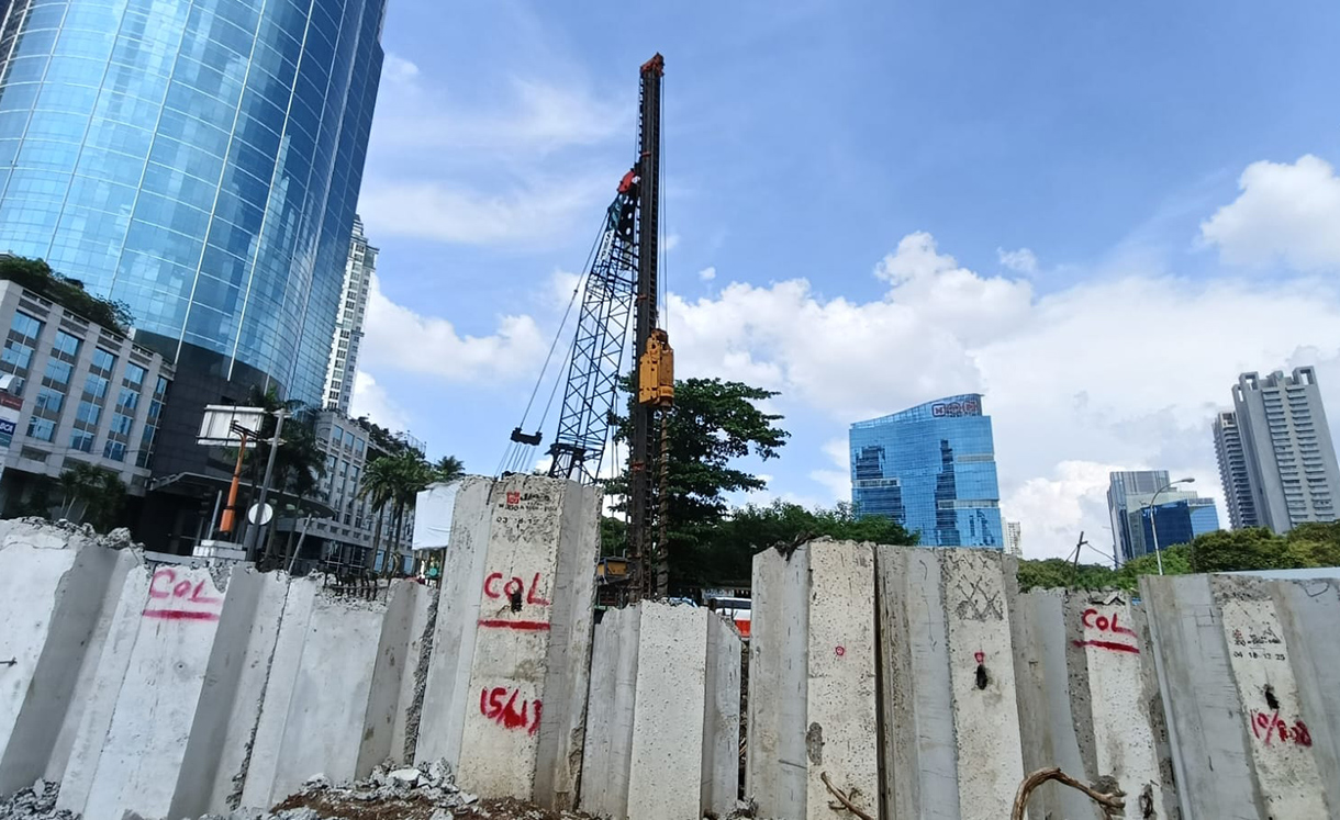 Pekerja menyelesaikan pembangunan turap Kali Ancol di Jakarta, Jumat (3/4/2026).  (Beritanasional.com/Oke Atmaja)