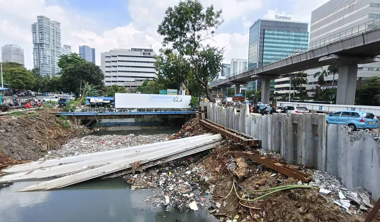 Pekerja menyelesaikan pembangunan turap Kali Ancol di Jakarta, Jumat (3/4/2026).  (Beritanasional.com/Oke Atmaja)