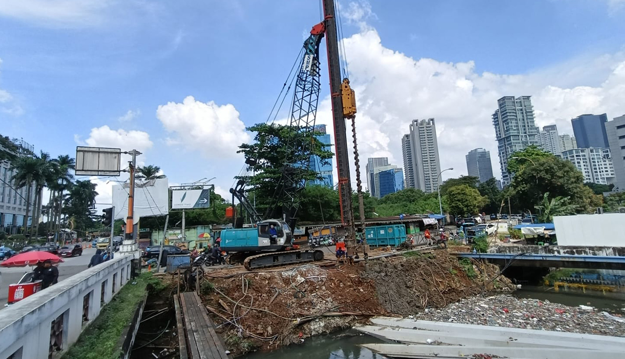 Pekerja menyelesaikan pembangunan turap Kali Ancol di Jakarta, Jumat (3/4/2026).  (Beritanasional.com/Oke Atmaja)