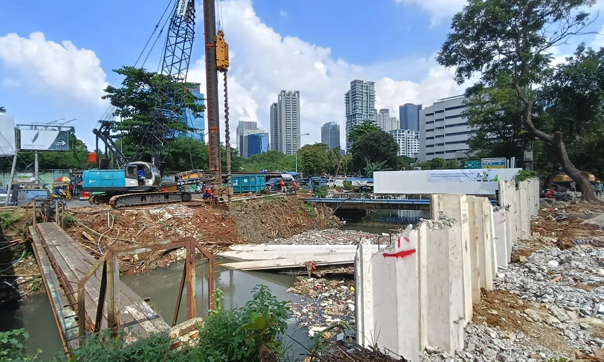 Pekerja menyelesaikan pembangunan turap Kali Ancol di Jakarta, Jumat (3/4/2026).  (Beritanasional.com/Oke Atmaja)