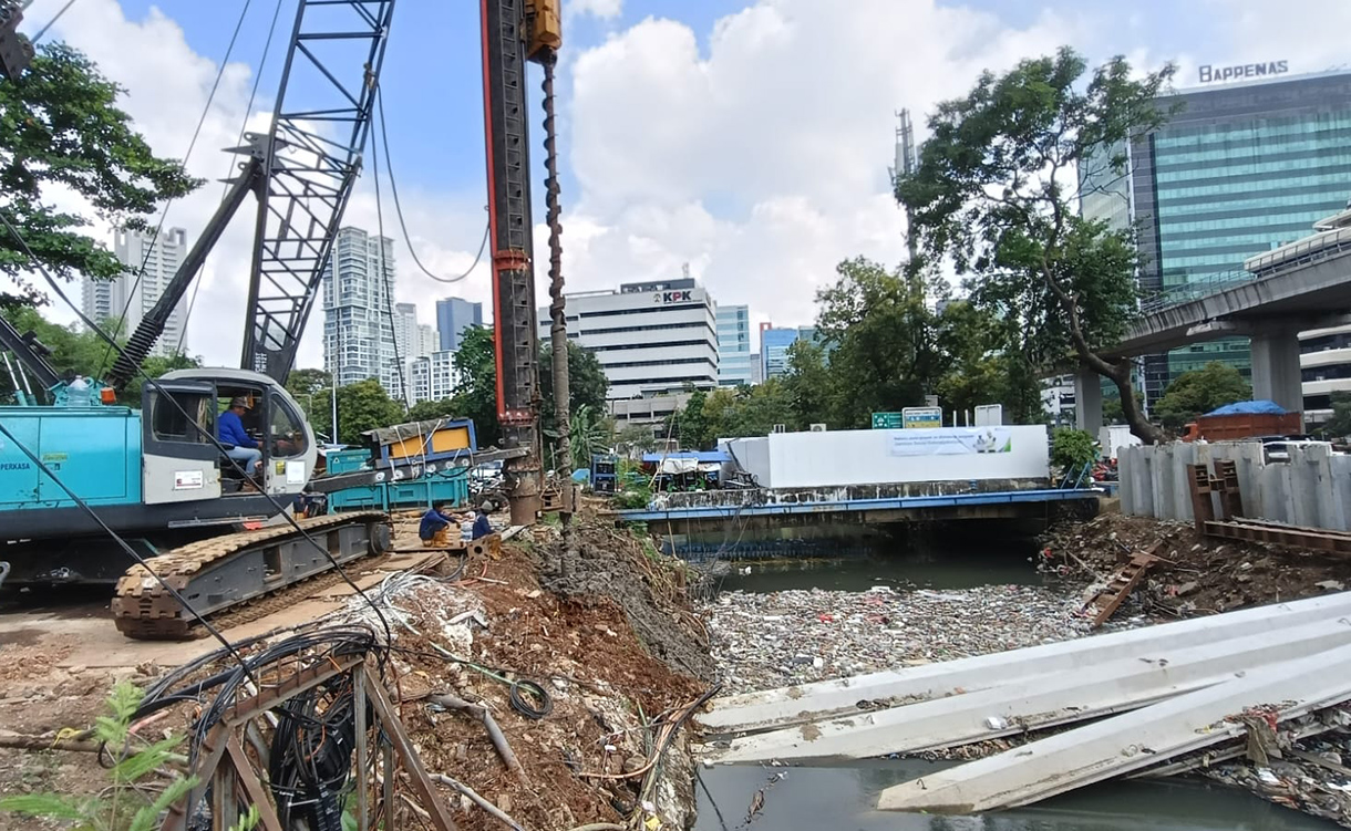 Pekerja menyelesaikan pembangunan turap Kali Ancol di Jakarta, Jumat (3/4/2026).  (Beritanasional.com/Oke Atmaja)