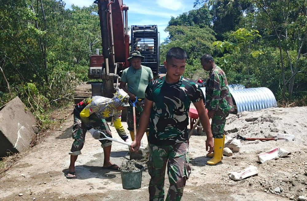 TNI bersama masyarakat terus mempercepat pembangunan dua unit Jembatan Armco di Desa Raket dan Desa Pasi Rasian, Kecamatan Pasi Raja, Kabupaten Aceh Selatan. (BeritaNasional/Elvis/HO Dispenad)