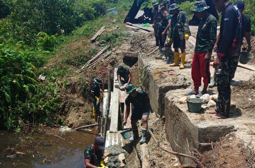 TNI bersama masyarakat terus mempercepat pembangunan dua unit Jembatan Armco di Desa Raket dan Desa Pasi Rasian, Kecamatan Pasi Raja, Kabupaten Aceh Selatan. (BeritaNasional/Elvis/HO Dispenad)