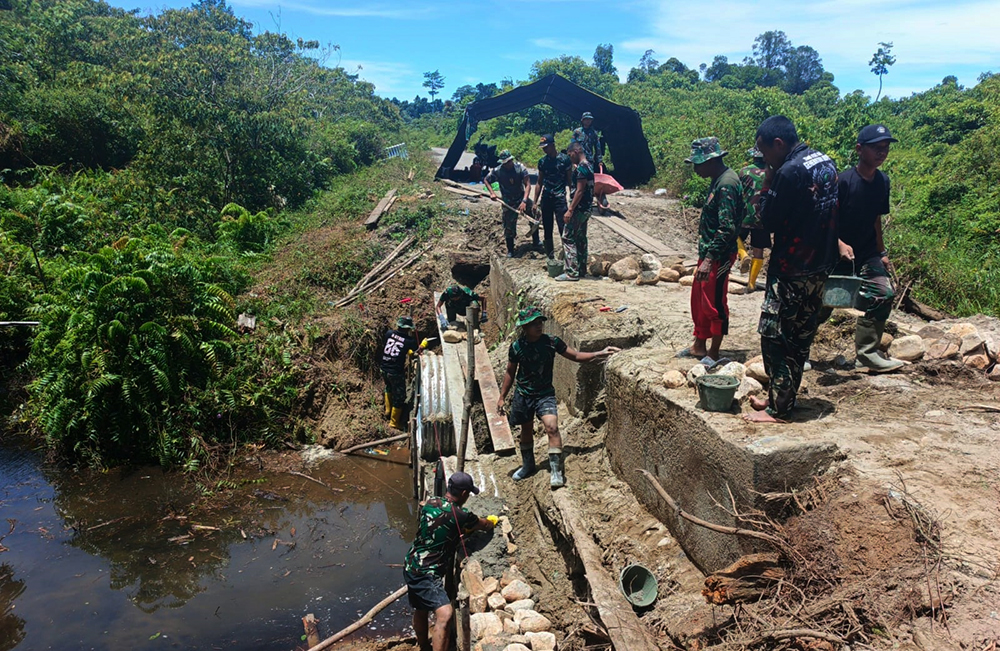 TNI bersama masyarakat terus mempercepat pembangunan dua unit Jembatan Armco di Desa Raket dan Desa Pasi Rasian, Kecamatan Pasi Raja, Kabupaten Aceh Selatan. (BeritaNasional/Elvis/HO Dispenad)
