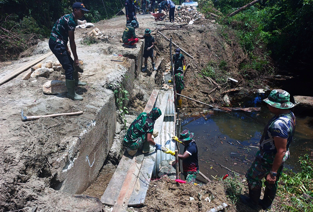 TNI bersama masyarakat terus mempercepat pembangunan dua unit Jembatan Armco di Desa Raket dan Desa Pasi Rasian, Kecamatan Pasi Raja, Kabupaten Aceh Selatan. (BeritaNasional/Elvis/HO Dispenad)