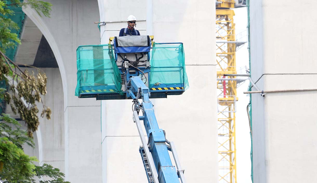 Kendaraan melintas disamping proyek pembangunan Light Rail Transit (LRT) Jakarta Fase 1B yang menghubungkan Velodrome ke Manggarai, di Jalan Tambak, Manggarai, Jakarta, Selasa (21/10/2025).(Beritanasional.com/Okeatmaja)