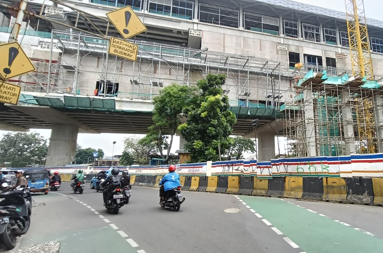 Suasana proyek pembangunan Light Rail Transit (LRT) Jakarta Fase 1B di kawasan Manggarai, Jakarta, Rabu(6/4/2026). (Beritanasional.com/Oke Atmaja)