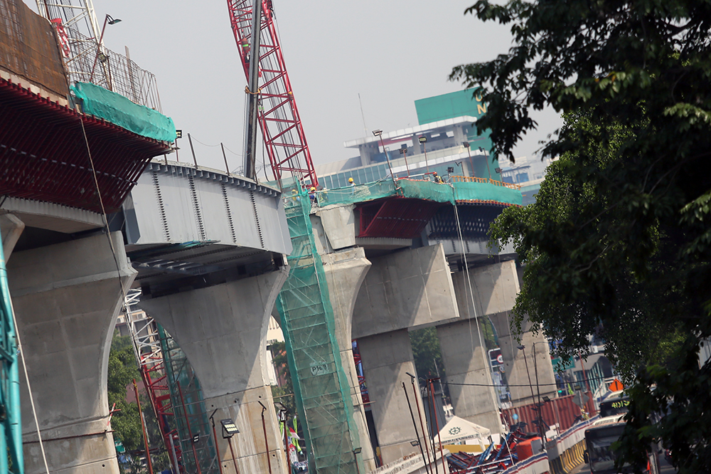 Pekerja menyelesaikan proyek LRT akarta Fase 1B Velodrome-Manggarai. (BeritaNasional/HO/Elvis Sendouw)