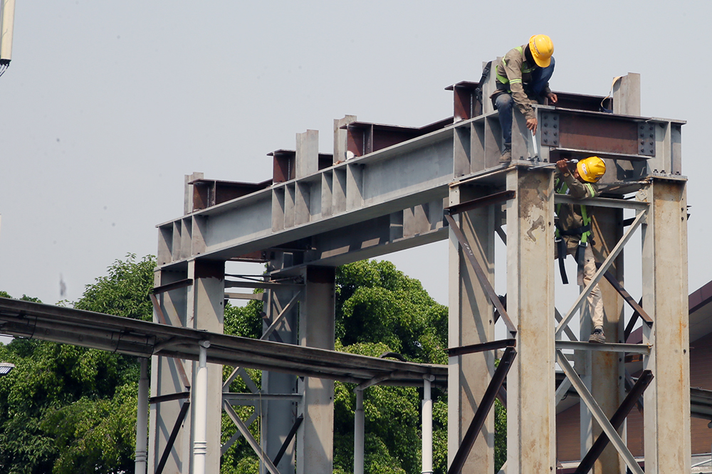 Pekerja menyelesaikan proyek LRT akarta Fase 1B Velodrome-Manggarai. (BeritaNasional/HO/Elvis Sendouw)