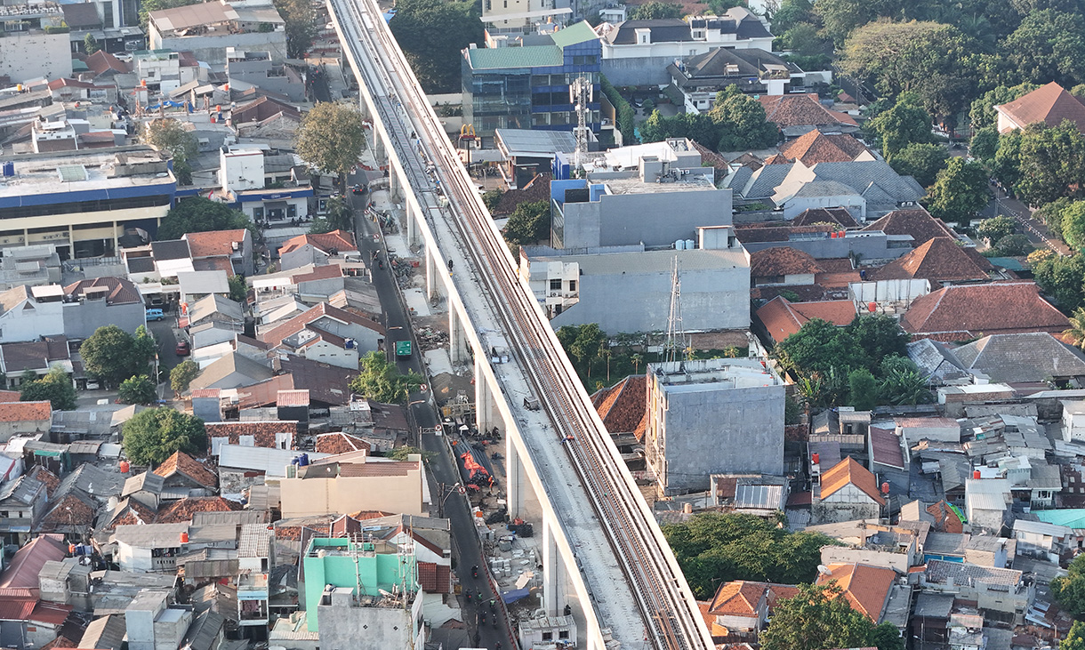 Foto udara proyek pembangunan jalur Light Rail Transit(LRT)Pegangsaan Dua -Manggarai di Manggarai, Jakarta, Rabu (15/7/2026).(Beritanasional.com/Oke Atmaja)