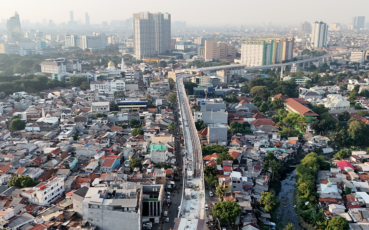 Foto udara proyek pembangunan jalur Light Rail Transit(LRT)Pegangsaan Dua -Manggarai di Manggarai, Jakarta, Rabu (15/7/2026).(Beritanasional.com/Oke Atmaja)