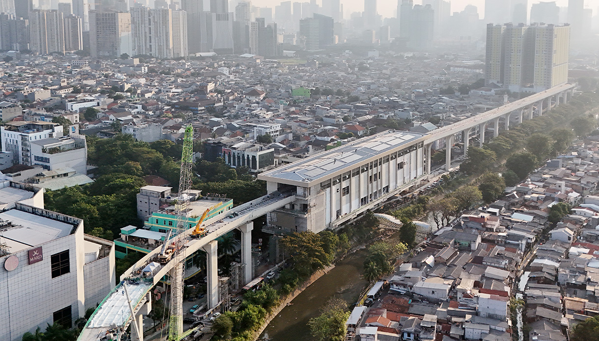 Foto udara proyek pembangunan jalur Light Rail Transit(LRT)Pegangsaan Dua -Manggarai di Manggarai, Jakarta, Rabu (15/7/2026).(Beritanasional.com/Oke Atmaja)