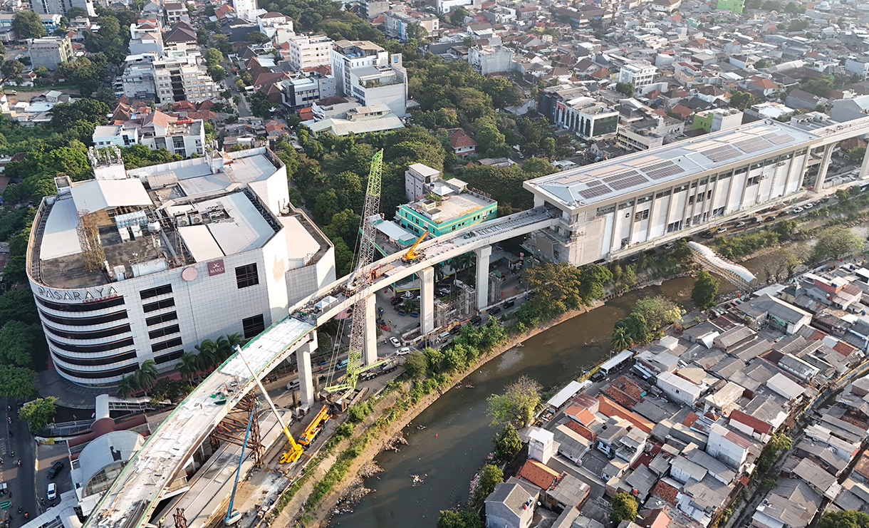 Foto udara proyek pembangunan jalur Light Rail Transit(LRT)Pegangsaan Dua -Manggarai di Manggarai, Jakarta, Rabu (15/7/2026).(Beritanasional.com/Oke Atmaja)