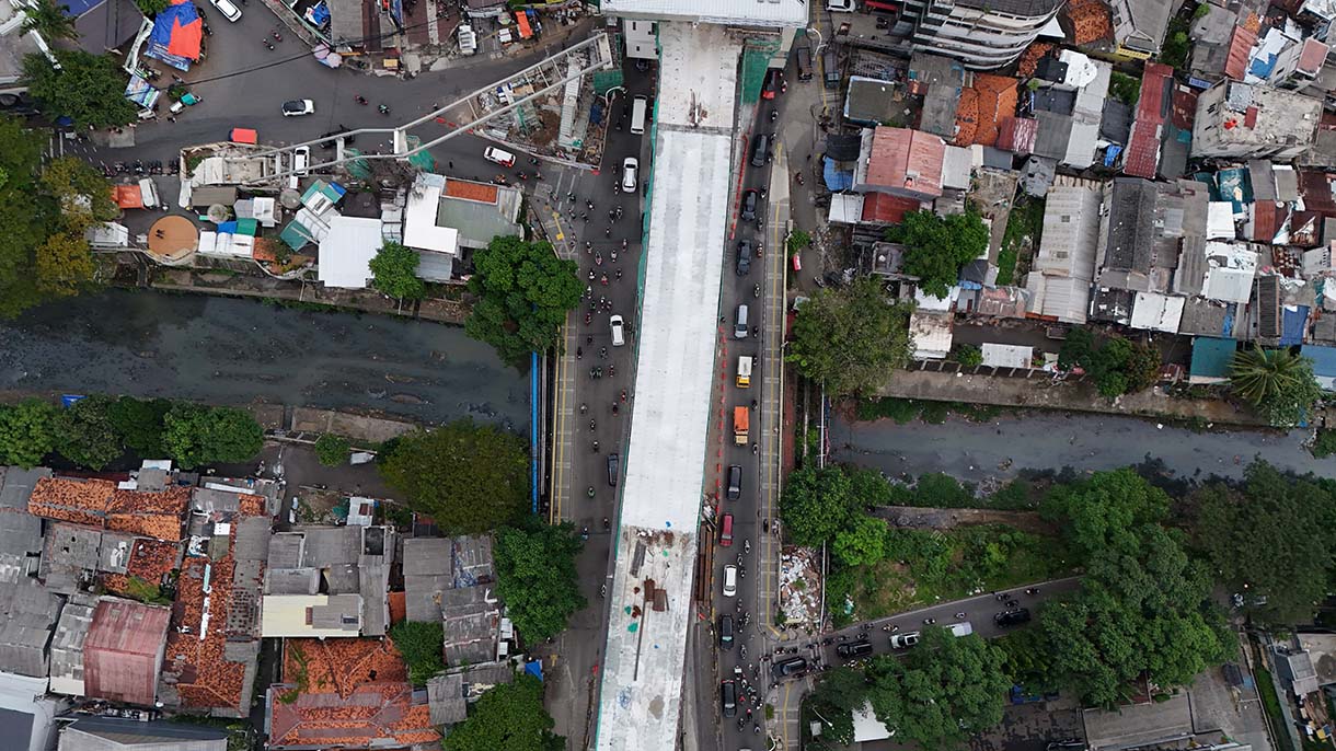 Suasana proyek pembangunan Light Rail Transit (LRT) Jakarta Fase 1B di kawasan Manggarai, Jakarta, Kamis (28/5/2026). (Beritanasional.com/Oke Atmaja)