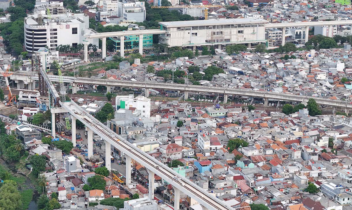 Suasana proyek pembangunan Light Rail Transit (LRT) Jakarta Fase 1B di kawasan Manggarai, Jakarta, Kamis (28/5/2026). (Beritanasional.com/Oke Atmaja)