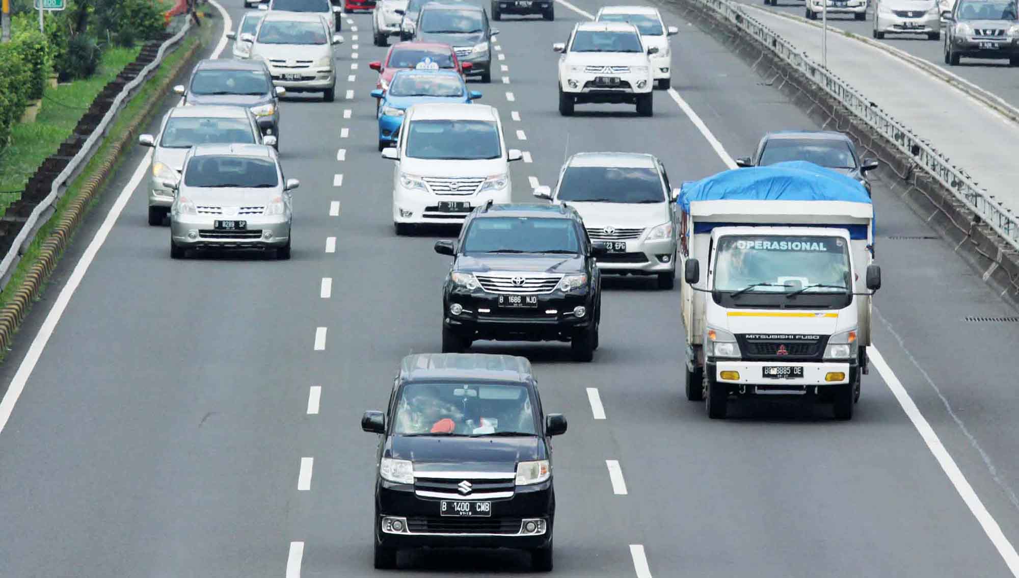 Sejumlah truk dan kendaraan roda empat melaju di Jalan Tol Dalam Kota, Jakarta, Rabu (19/3/2025).  (Beritanasional.com/Oke Atmaja)