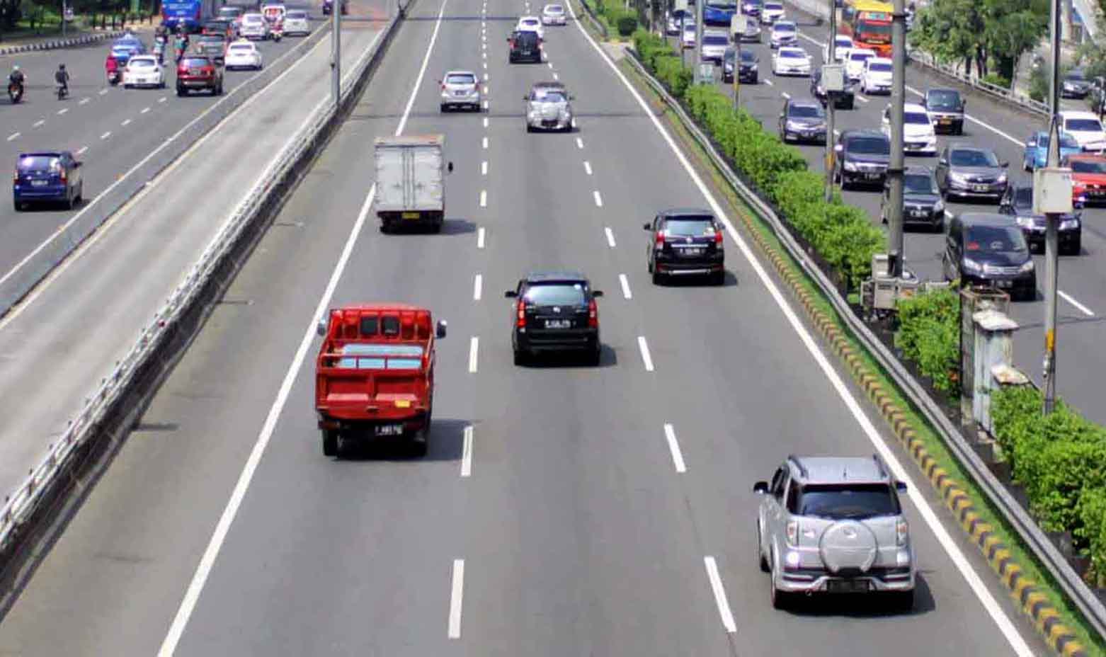 Sejumlah truk dan kendaraan roda empat melaju di Jalan Tol Dalam Kota, Jakarta, Rabu (19/3/2025).  (Beritanasional.com/Oke Atmaja)