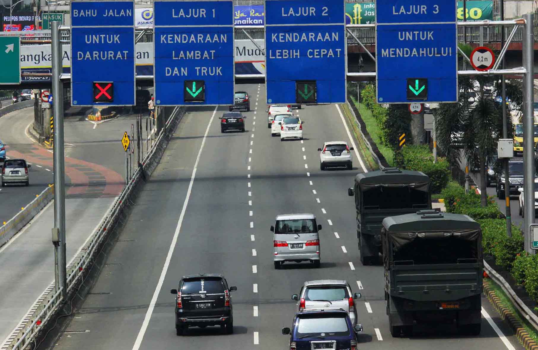 Sejumlah truk dan kendaraan roda empat melaju di Jalan Tol Dalam Kota, Jakarta, Rabu (19/3/2025).  (Beritanasional.com/Oke Atmaja)