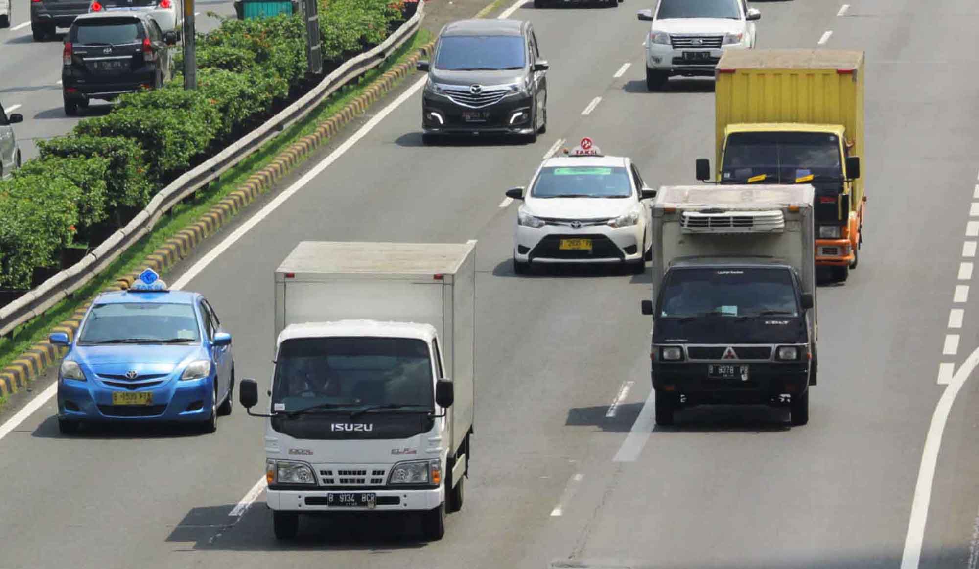 Sejumlah truk dan kendaraan roda empat melaju di Jalan Tol Dalam Kota, Jakarta, Rabu (19/3/2025).  (Beritanasional.com/Oke Atmaja)