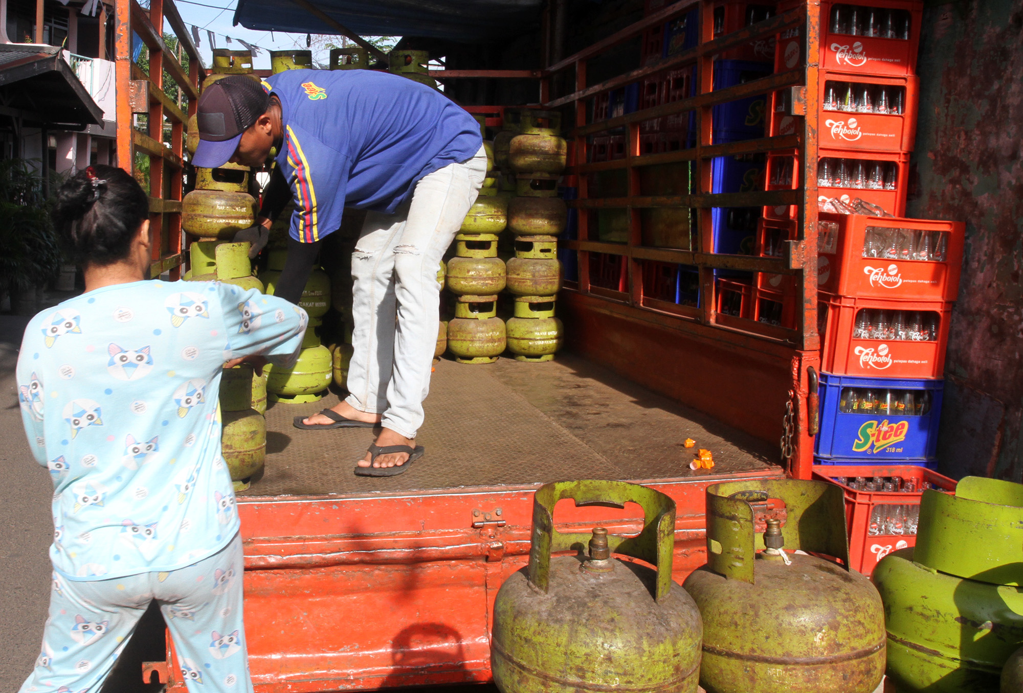 Pekerja melakukan bongkar muat tabung gas elpiji bersubsidi ukuran 3 kg di Jakarta, Selasa (30/7/2024). (BeritaNasional.com/Oke Atmaja)