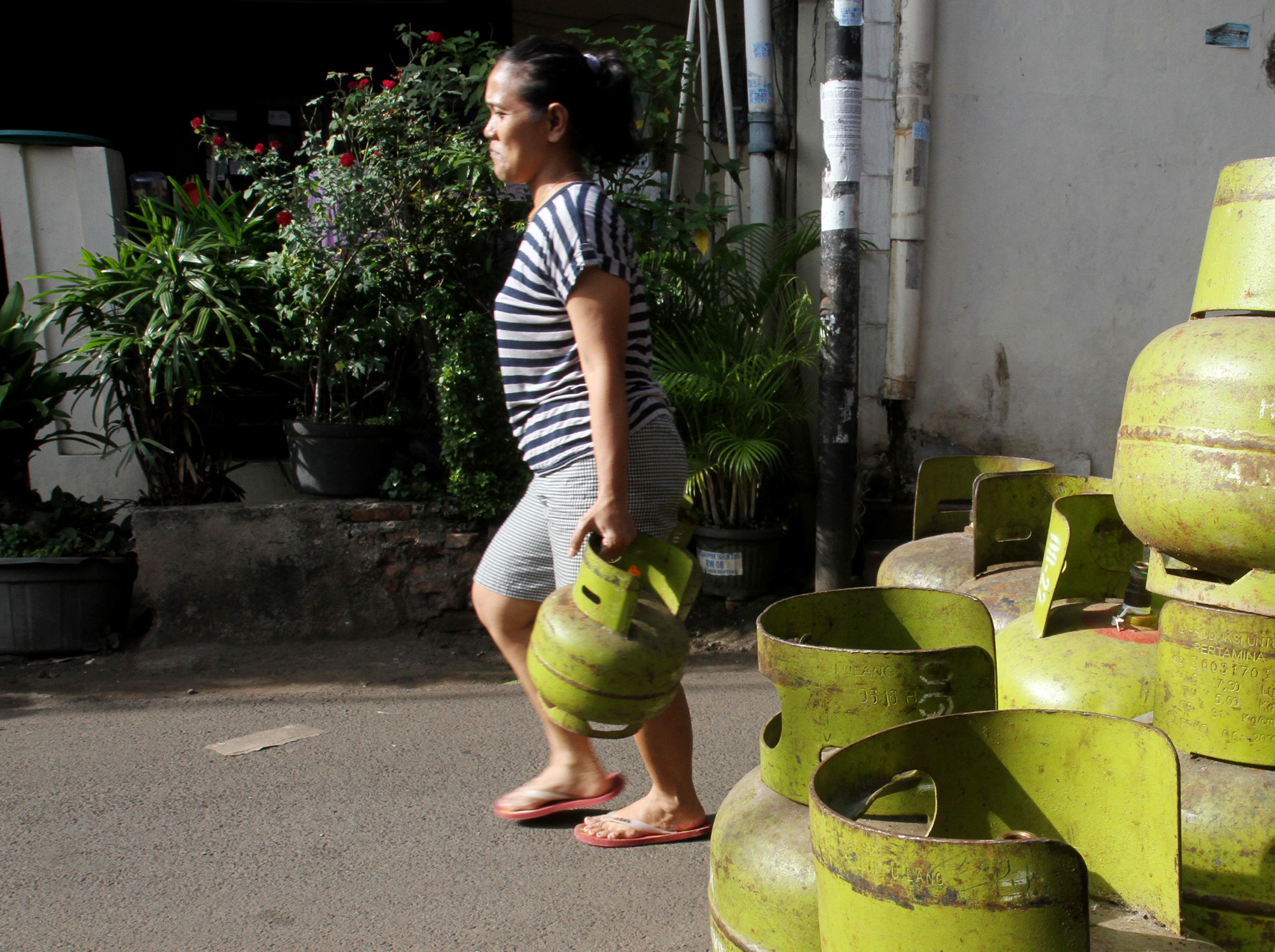 Pekerja melakukan bongkar muat tabung gas elpiji bersubsidi ukuran 3 kg di Jakarta, Selasa (30/7/2024). (BeritaNasional.com/Oke Atmaja)