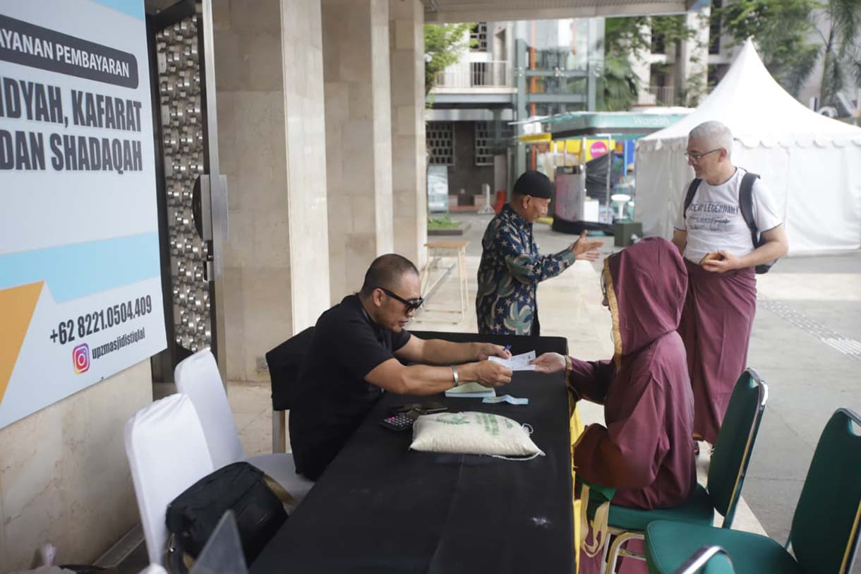 Petugas melayani umat Islam yang membayar zakat fitrah di Masjid Istiqlal, Jakarta, Rabu(16/3/2026).  (Beritanasional.com/Oke Atmaja)