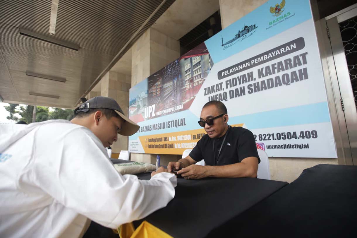 Petugas melayani umat Islam yang membayar zakat fitrah di Masjid Istiqlal, Jakarta, Rabu(16/3/2026).  (Beritanasional.com/Oke Atmaja)