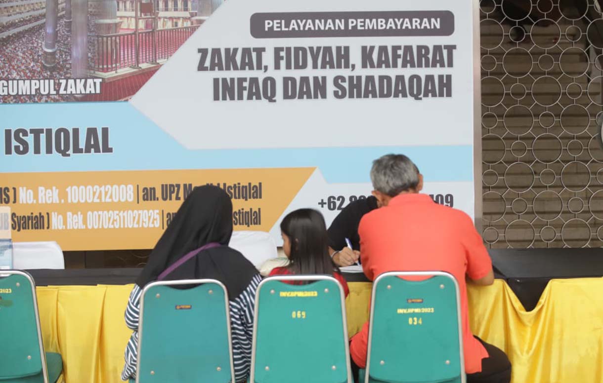 Petugas melayani umat Islam yang membayar zakat fitrah di Masjid Istiqlal, Jakarta, Rabu(16/3/2026).  (Beritanasional.com/Oke Atmaja)