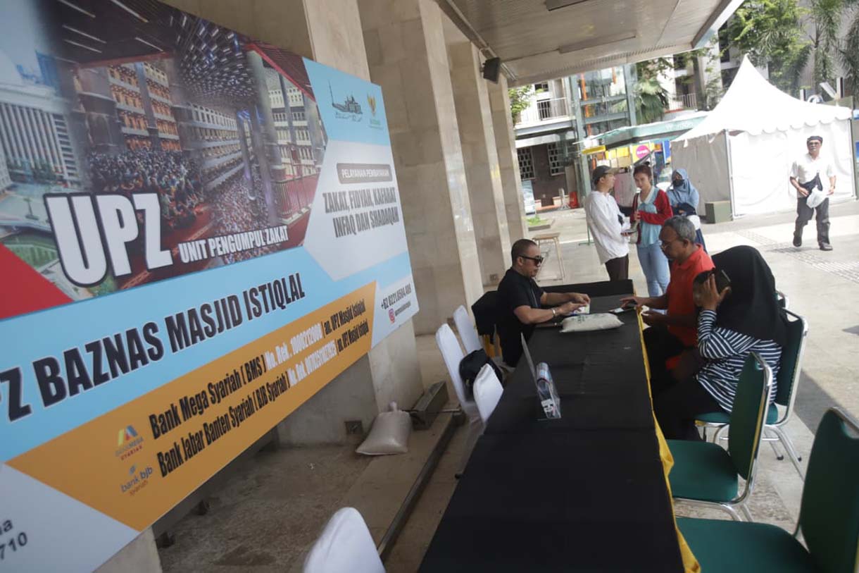 Petugas melayani umat Islam yang membayar zakat fitrah di Masjid Istiqlal, Jakarta, Rabu(16/3/2026).  (Beritanasional.com/Oke Atmaja)